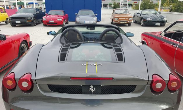 Los Ferrari se aproximan al centro del pueblo