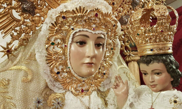 Con carteles a María