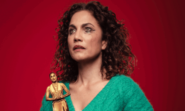 Toni acosta rueda en casa