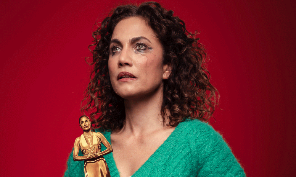 Toni acosta rueda en casa