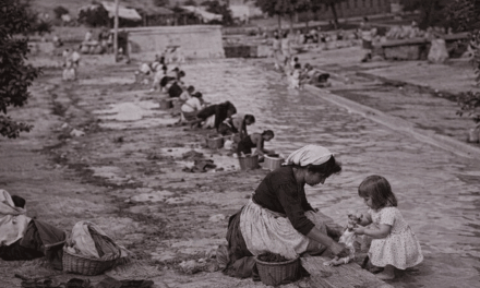 Hablando con la lavandera