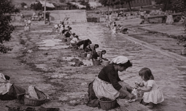 Hablando con la lavandera