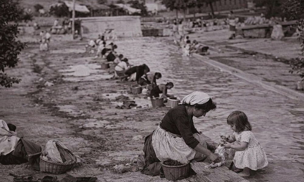 Hablando con la lavandera